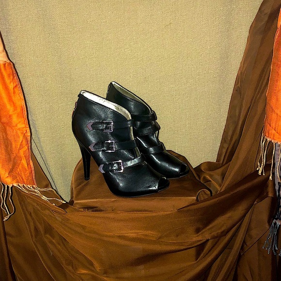 Chic ankle boots!! - Picture 2 of 3